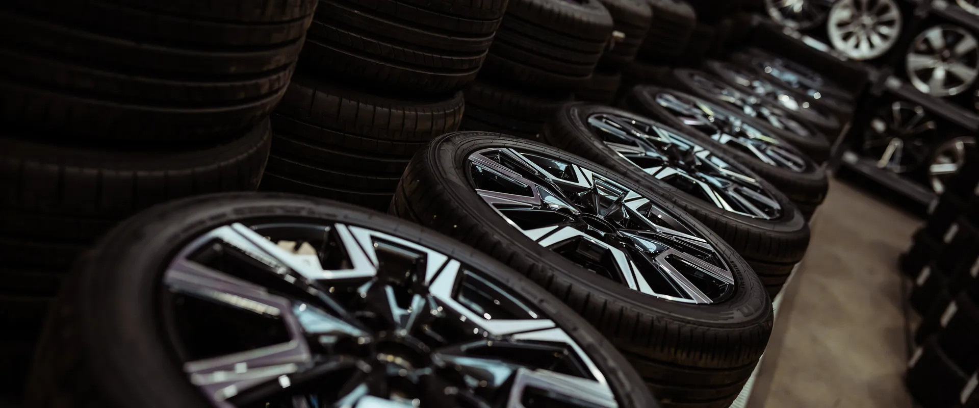 Wij bieden een zorgvuldig geselecteerd aanbod van hoogwaardige velgen in diverse stijlen en maten. Daarnaast kun je bij ons terecht voor de inkoop en verkoop van gebruikte velgen. Of je nu op zoek bent naar een nieuwe set of je huidige velgen wilt verkopen, wij denken graag met je mee en zorgen voor een passende oplossing.