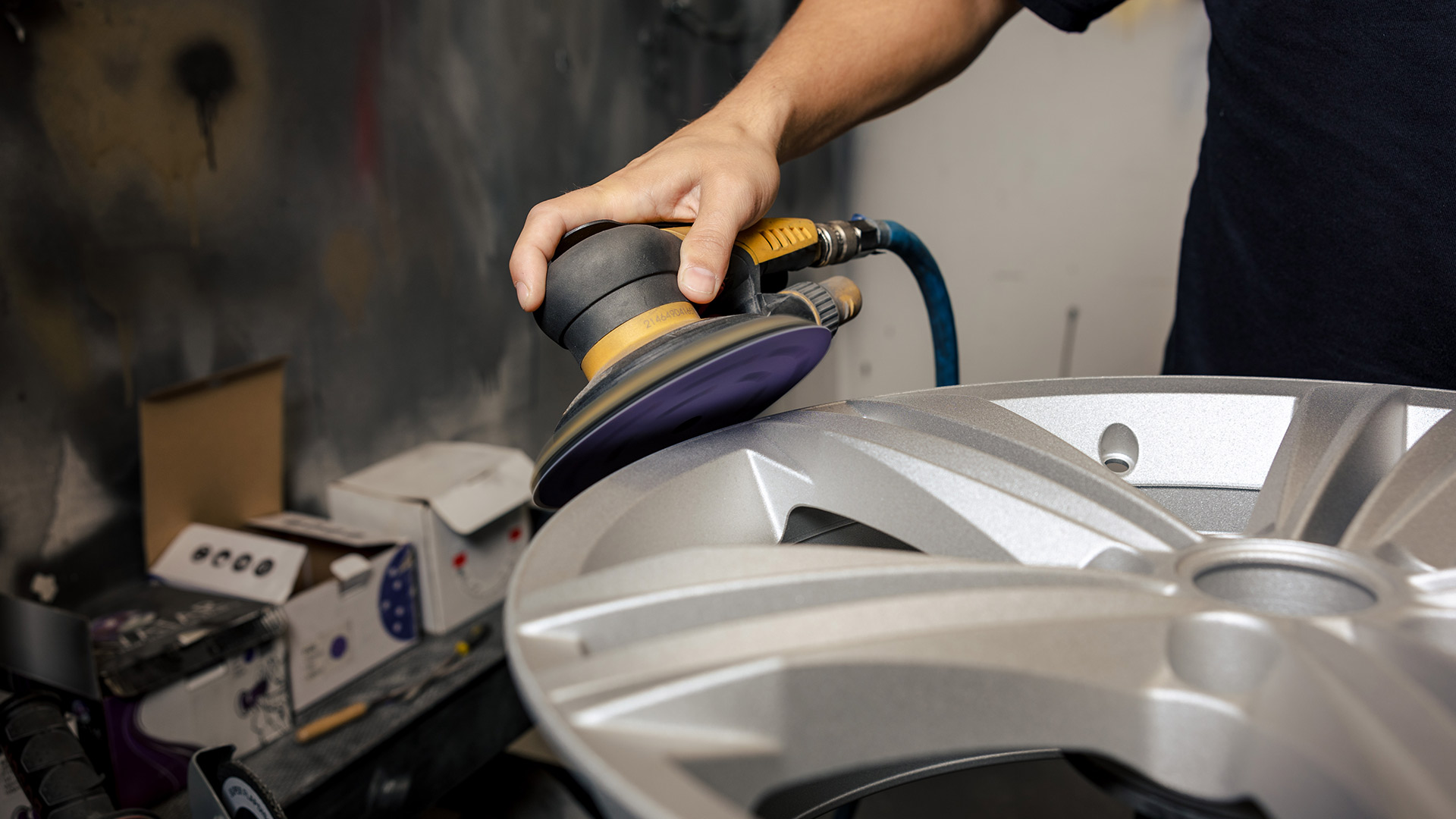 Beschadigde velgen doen afbreuk aan de uitstraling van je auto. Met onze velgenreparatie herstellen wij stoeprandschade, krassen en andere lichte beschadigingen vakkundig en nauwkeurig. Het resultaat is een strakke afwerking waarbij je velgen er weer als nieuw uitzien.