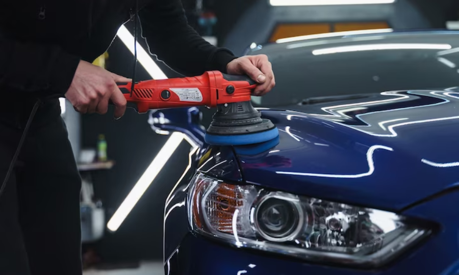 Met exterieur detailing brengen wij de lak van jouw auto weer in topconditie. Denk aan grondige reiniging, lakverzorging en bescherming voor een diepe glans en langdurig resultaat. Wij werken met oog voor detail en hoogwaardige producten om jouw auto weer te laten stralen.