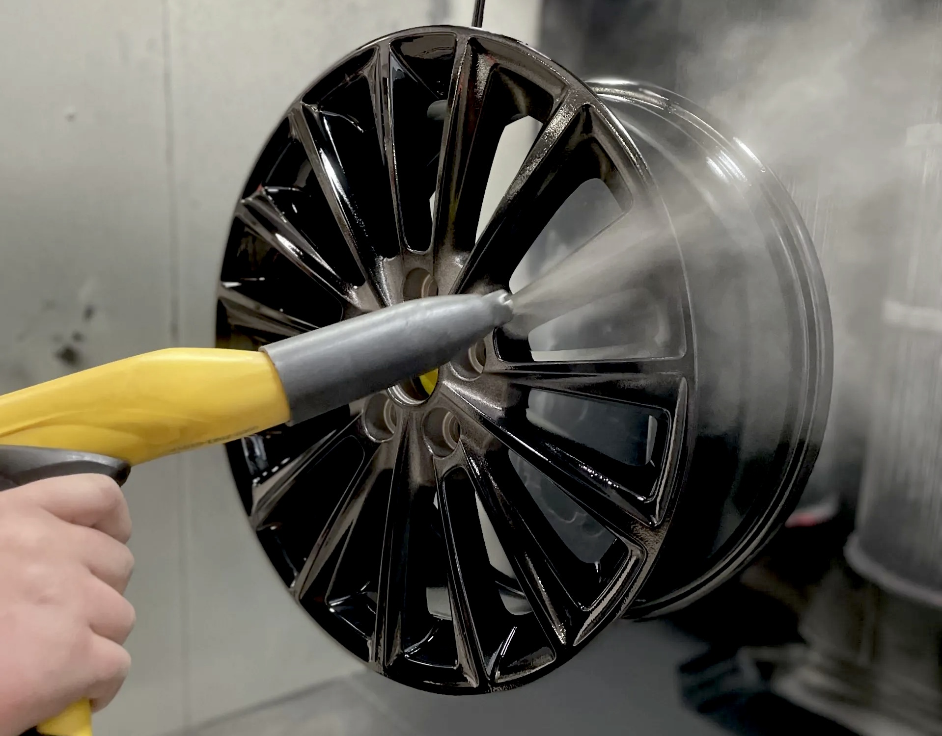 Wij kunnen uw velgen poederlakken in alle RAL-kleuren, van klassiek tot modern. Of u nu kiest voor hoogglans, zijdeglans of mat: wij stemmen de afwerking volledig af op uw wensen en de uitstraling van uw voertuig. Prijs • Poederlakken van 1 complete set velgen (4 stuks): vanaf €360,-